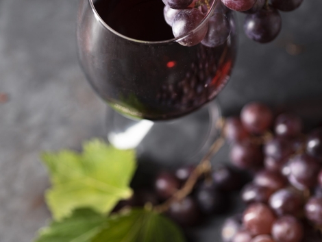 close-up-wine-glass-surrounded-by-grapes