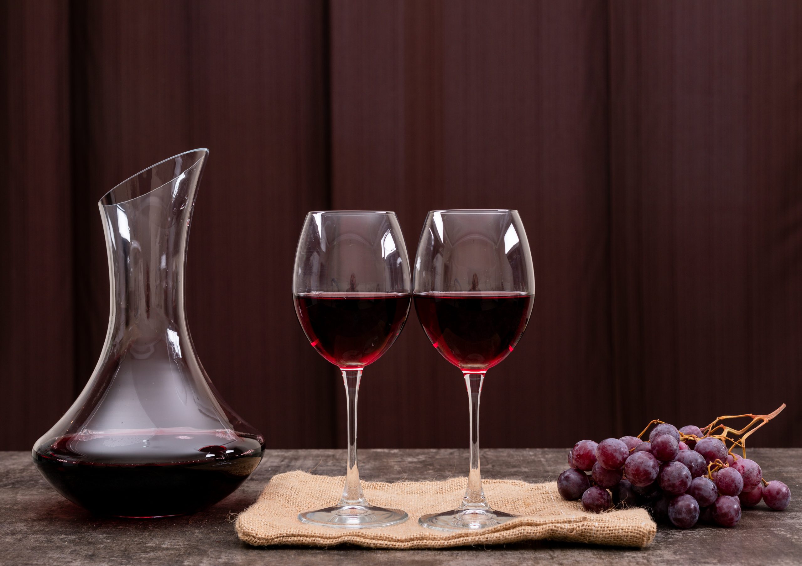 side-view-red-wine-glass-with-grape-horizontal